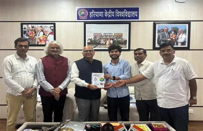 नारनाैल: केंद्रीय विश्वविद्यालय के कुलपति ने किया पुस्तक का विमोचन