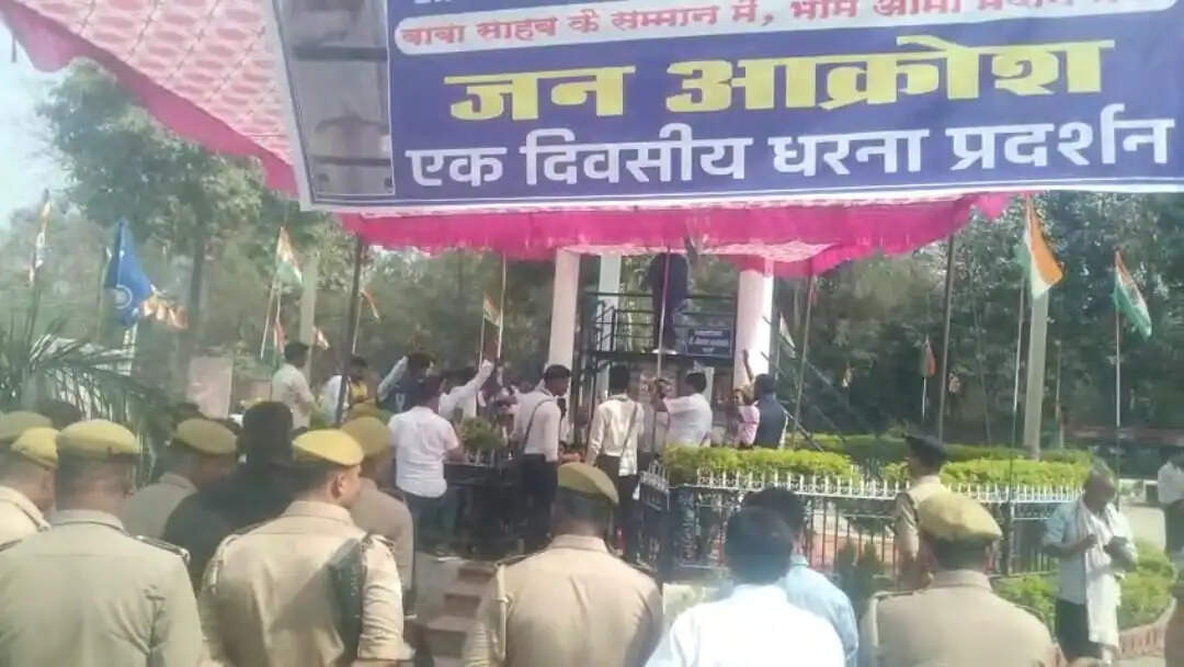 डॉ. अंबेडकर प्रतिमा पर कालिख पोतने के विरोध में भीम आर्मी का प्रदर्शन