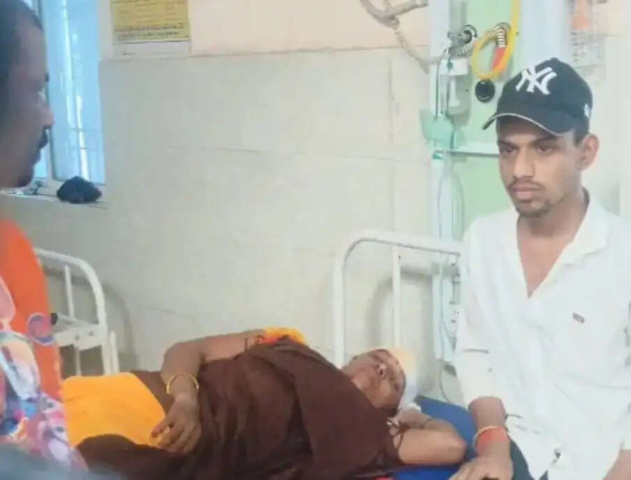 अनियंत्रित होकर बाइक डिवाइडर से टकराई,पति की मौत,पत्नी समेत दो महिला जख्मी