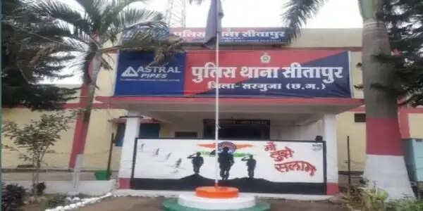 अंबिकापुर : मोबाइल दुकान के बाहर से बाइक चोरी, सीसीटीवी में कैद हुआ चोर