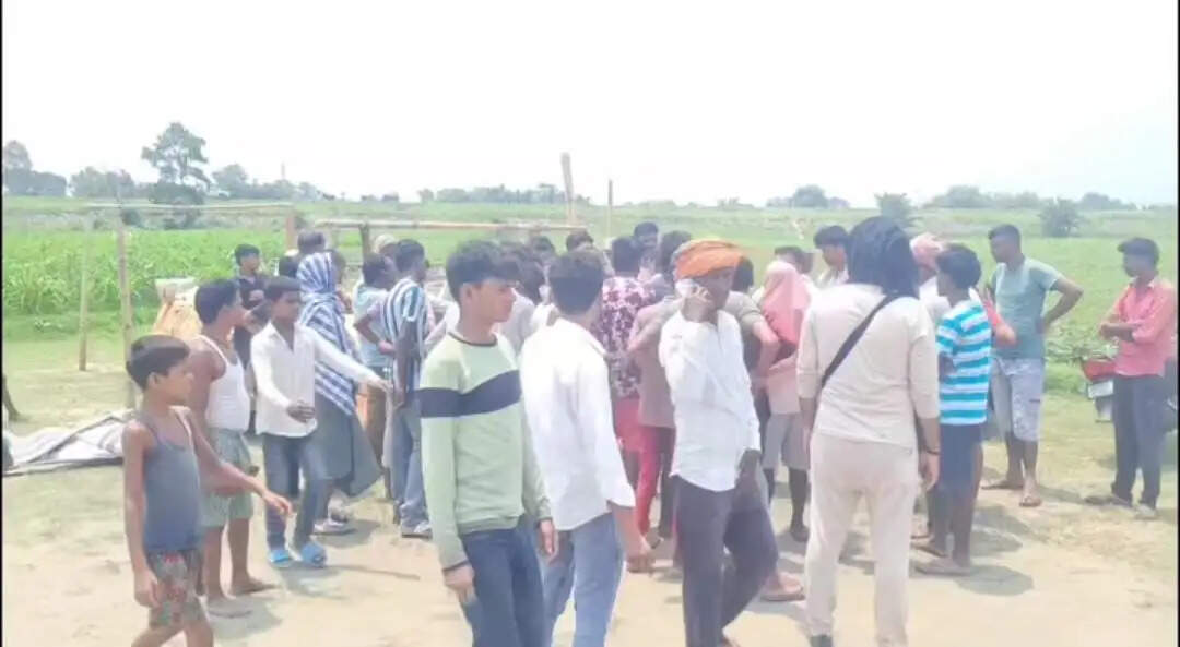 सुपौल में नाव पलटी , सभी 15 यात्री सुरक्षित निकाले गए
