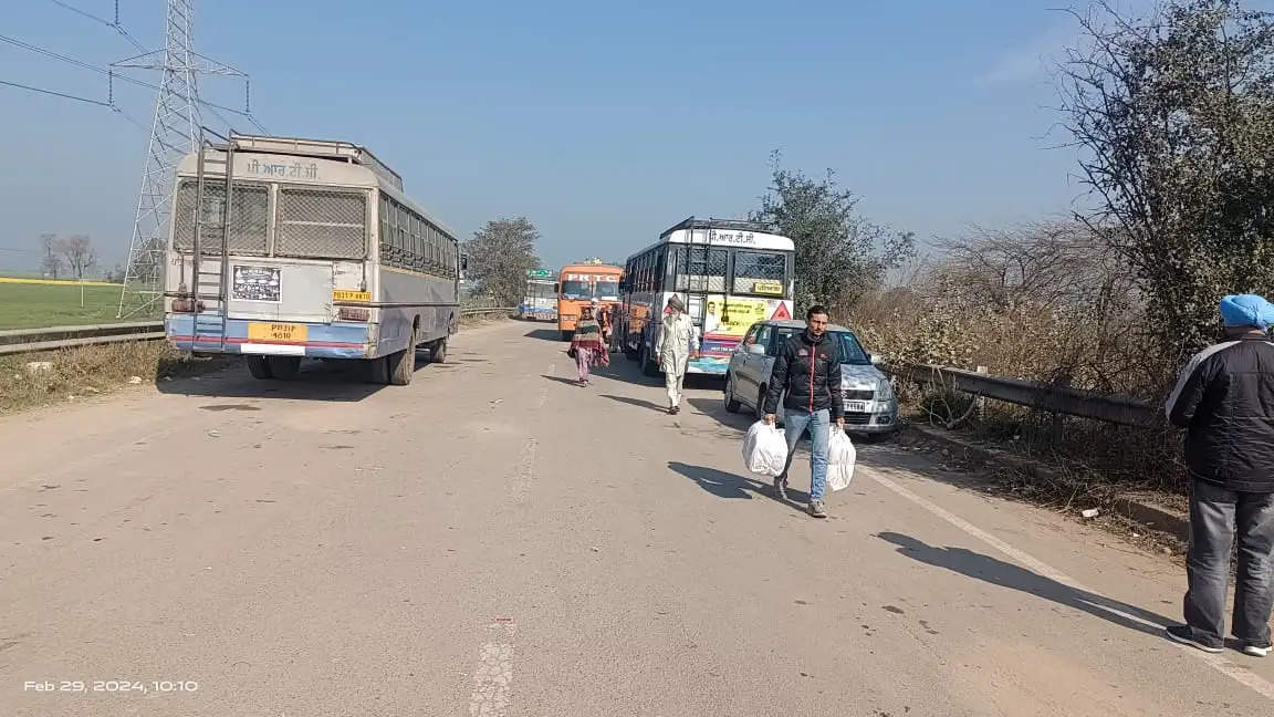 कैथल: टटियाना बॉर्डर पर सुरक्षा कड़ी, नौ लेयर की बैरिकेडस पर पुलिस का सख्त पहरा