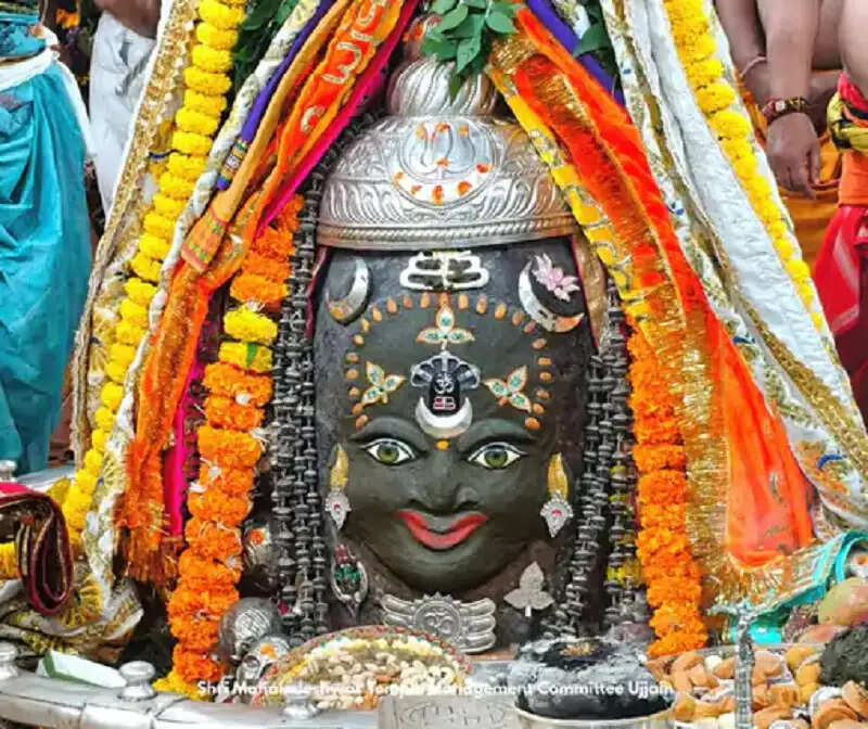 भस्म आरती में राजा स्वरूप में सजे बाबा महाकाल, शाम को निकलेगी राजसी सवारी, केंद्रीय मंत्री सिंधिया पालकी का पूजन करेंगे