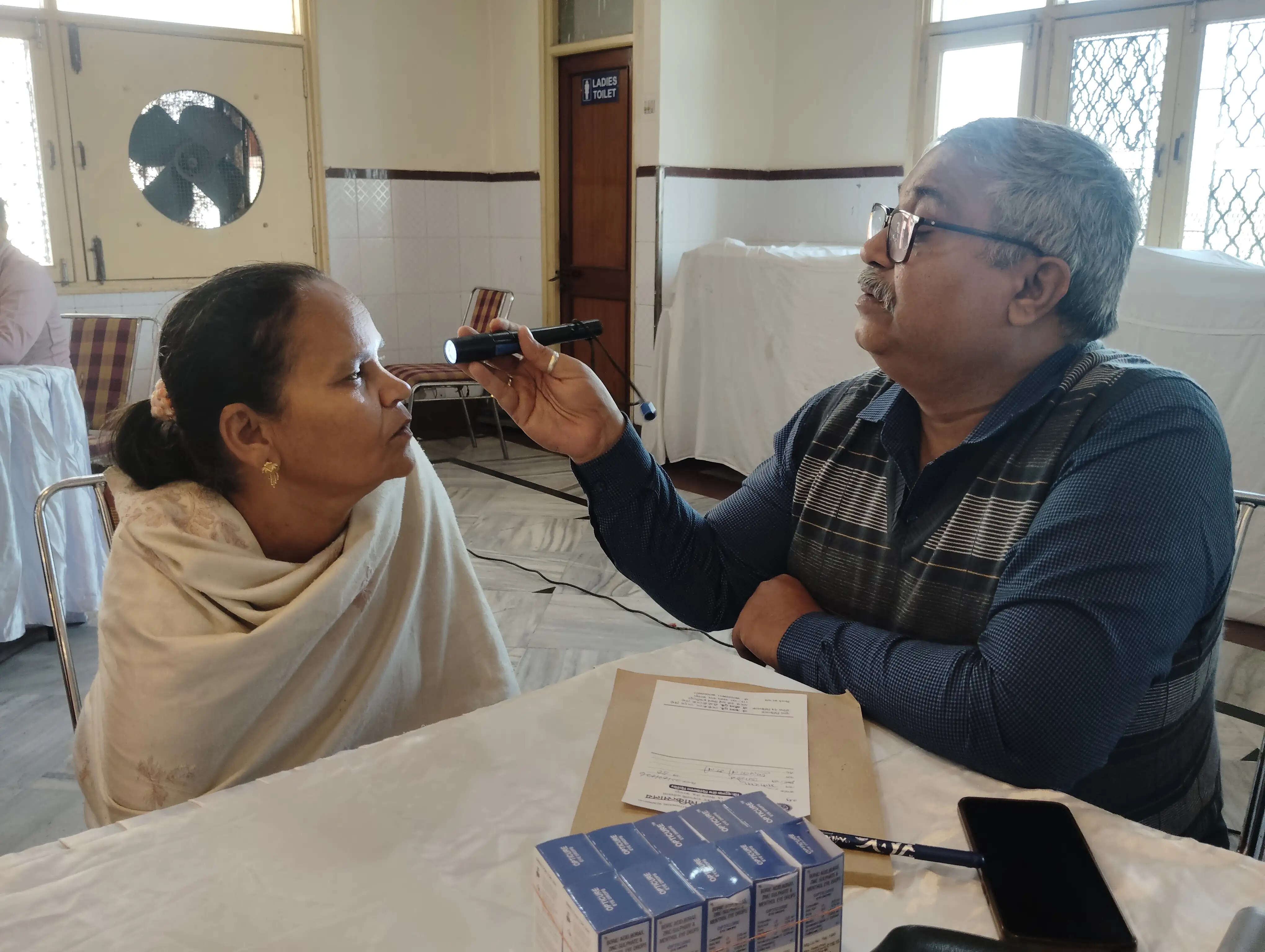 निःशुल्क नेत्र चिकित्सा शिविर में मरीजाें की हुई जांच व इलाज, 23 काे हाेगा ऑपरेशन