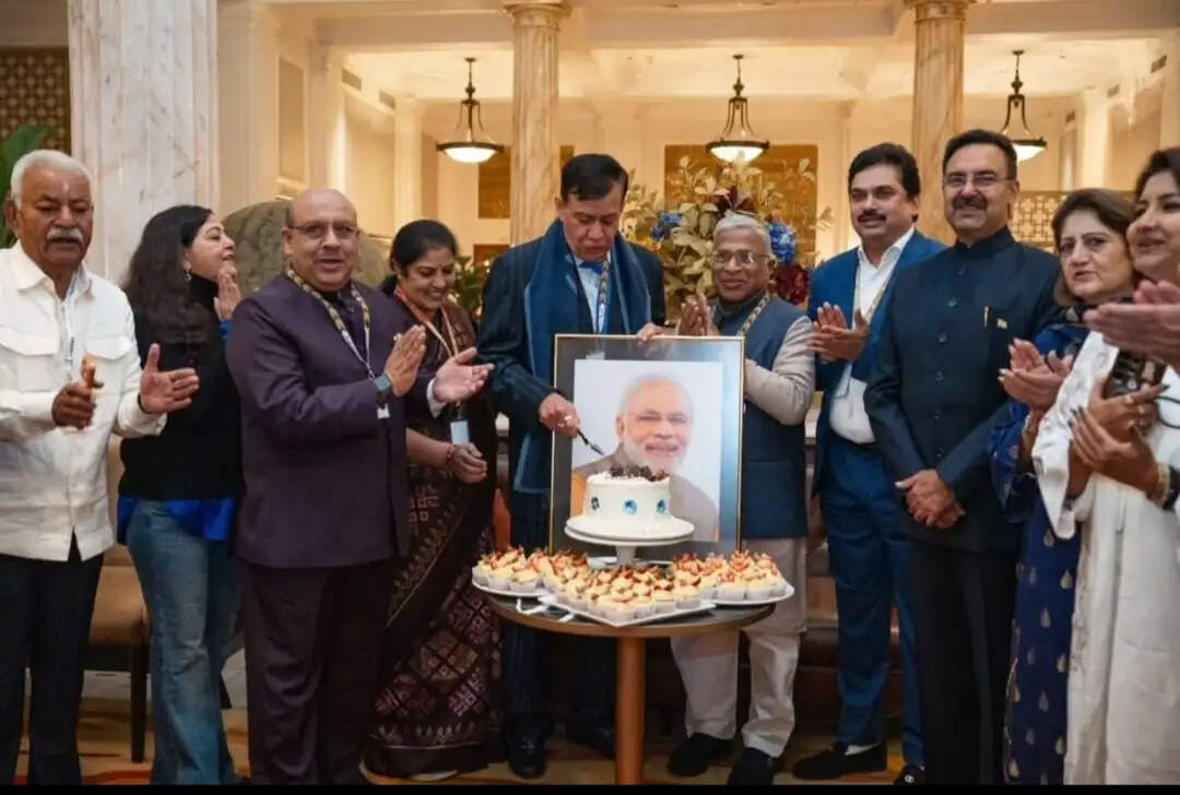 केप टाउन में सतीश महाना ने मनाया&nbsp;प्रधानमंत्री मोदी का जन्मदिन