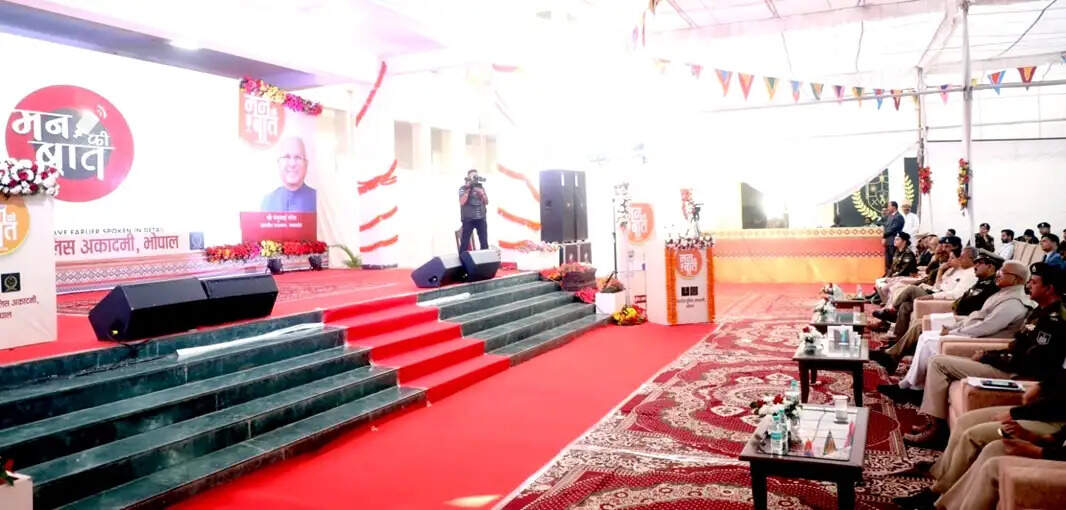 'मन की बात’ जन-भावनाओं का सम्मान करने की देती सीख : राज्यपाल पटेल