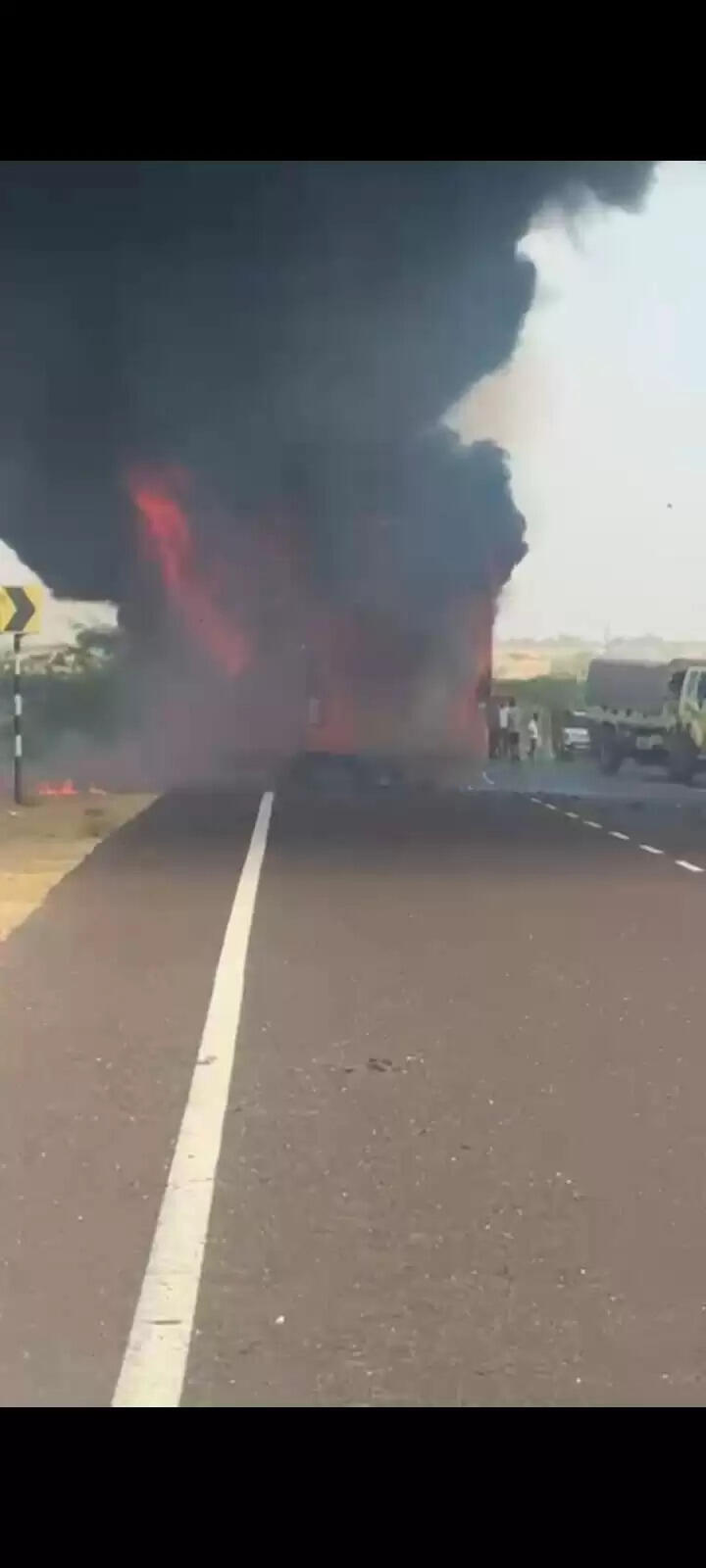 जैसलमेर से जोधपुर जा रही बस में लगी भीषण आग, 15 यात्री झुलसे