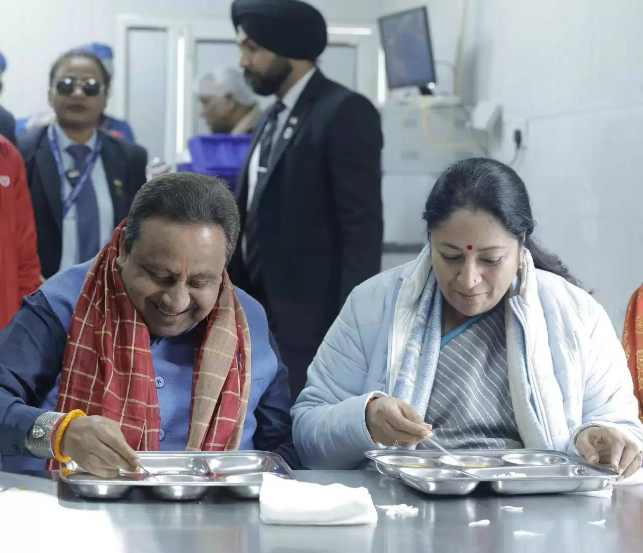 मुख्यमंत्री ने शालीमार बाग और पीतमपुरा में अटल कैंटीन का किया शुभारंभ