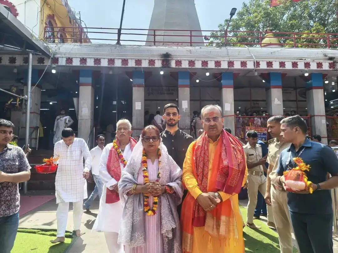 मां विंध्यवासिनी के दरबार पहुंचे पूर्व मंत्री मंगल पांडेय, देश की समृद्धि की मांगी कामना