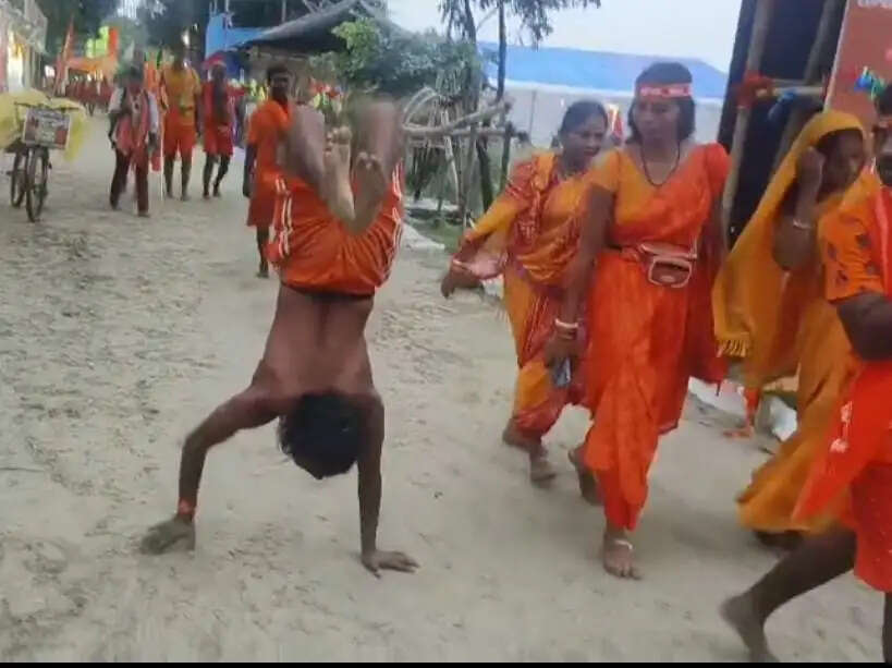 बिच्छू बम बनकर बाबा धाम की ओर निकले राजकुमार महतो