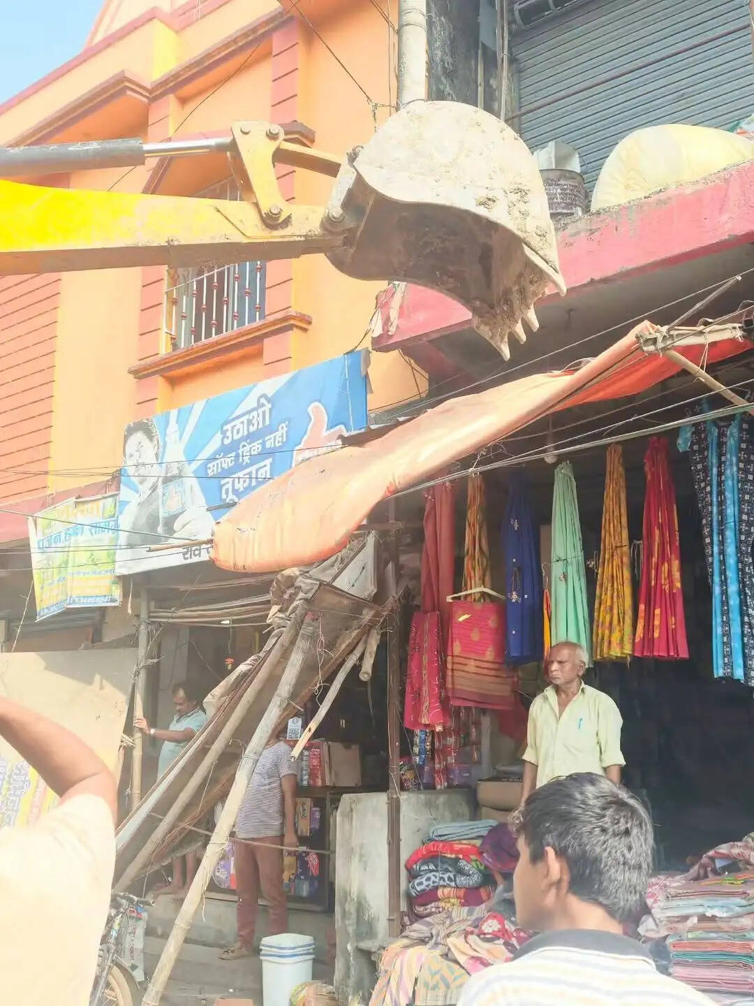 जोगबनी मुख्य बाजार से हटाया गया अतिक्रमण