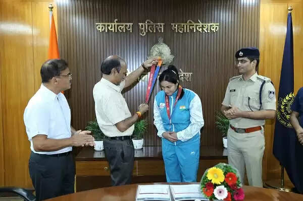 अमेरिका में वर्ल्ड पुलिस एंड फायर गेम्स 2025 में दो रजत पदक जीतने वाली रीना गुर्जर का डीजीपी ने किया सम्‍मान