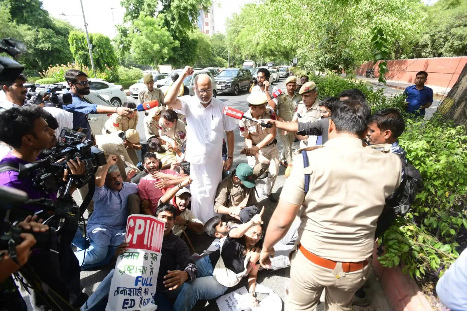 केरल के पूर्व मुख्यमंत्री के घर ईडी की छापेमारी पर भाकपा ने किया विरोध प्रदर्शन
