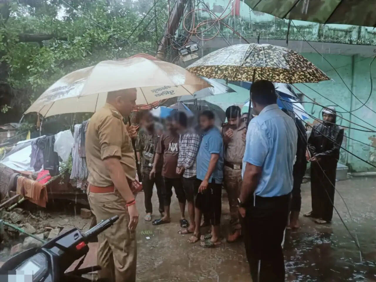 भारी बारिश के बीच सड़कों पर उतरे एसएसपी, सुरक्षा व्यवस्था का लिया जायजा