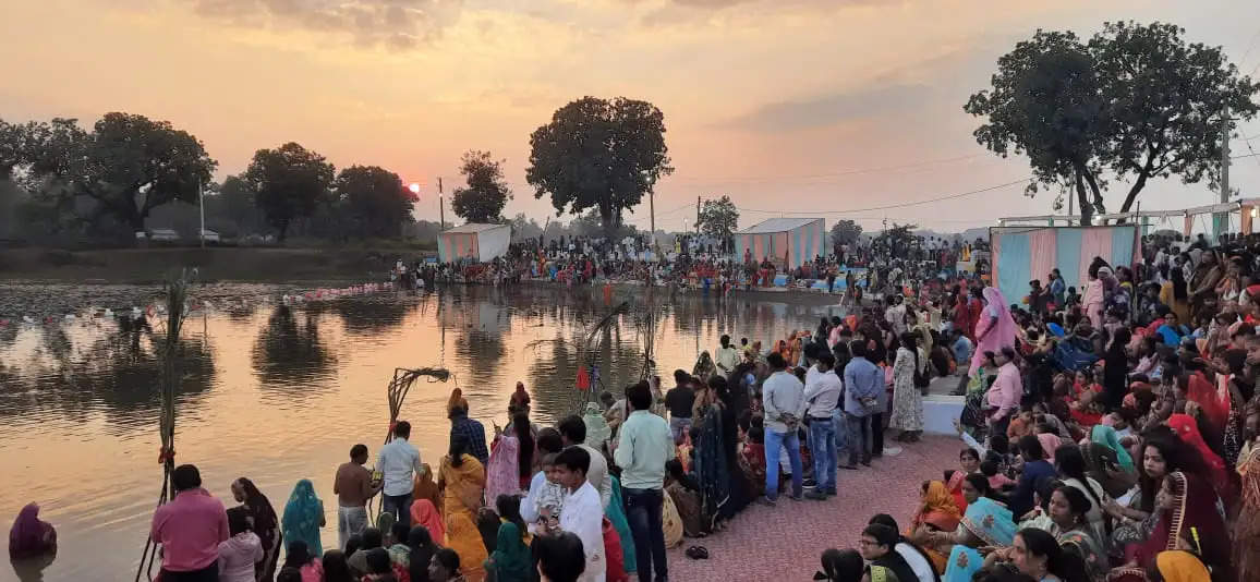 अनूपपुर: छठ व्रतियों ने डूबते सूर्य को अर्घ्य देकर संतान व परिजनों की सुख समृद्धि की कामना