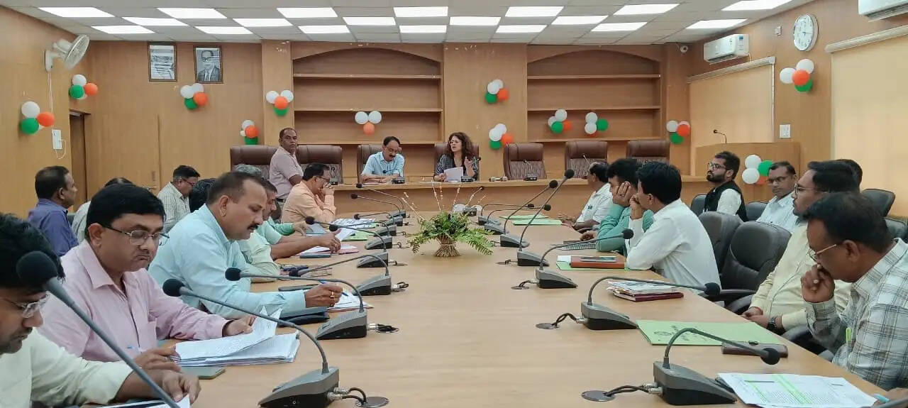 आईजीआरएस पर लापरवाही पड़ी भारी, जिलाधिकारी ने 13 अधिकारियों के वेतन पर लगाई रोक