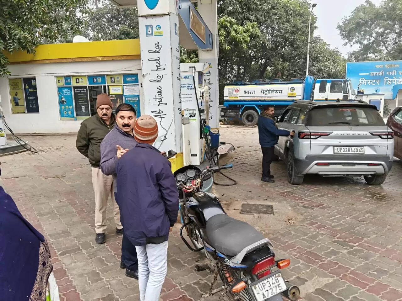 सीतापुर: 'नो हेलमेट नो फ्यूल' अभियान के तहत दूसरे दिन कटे 46 चालान