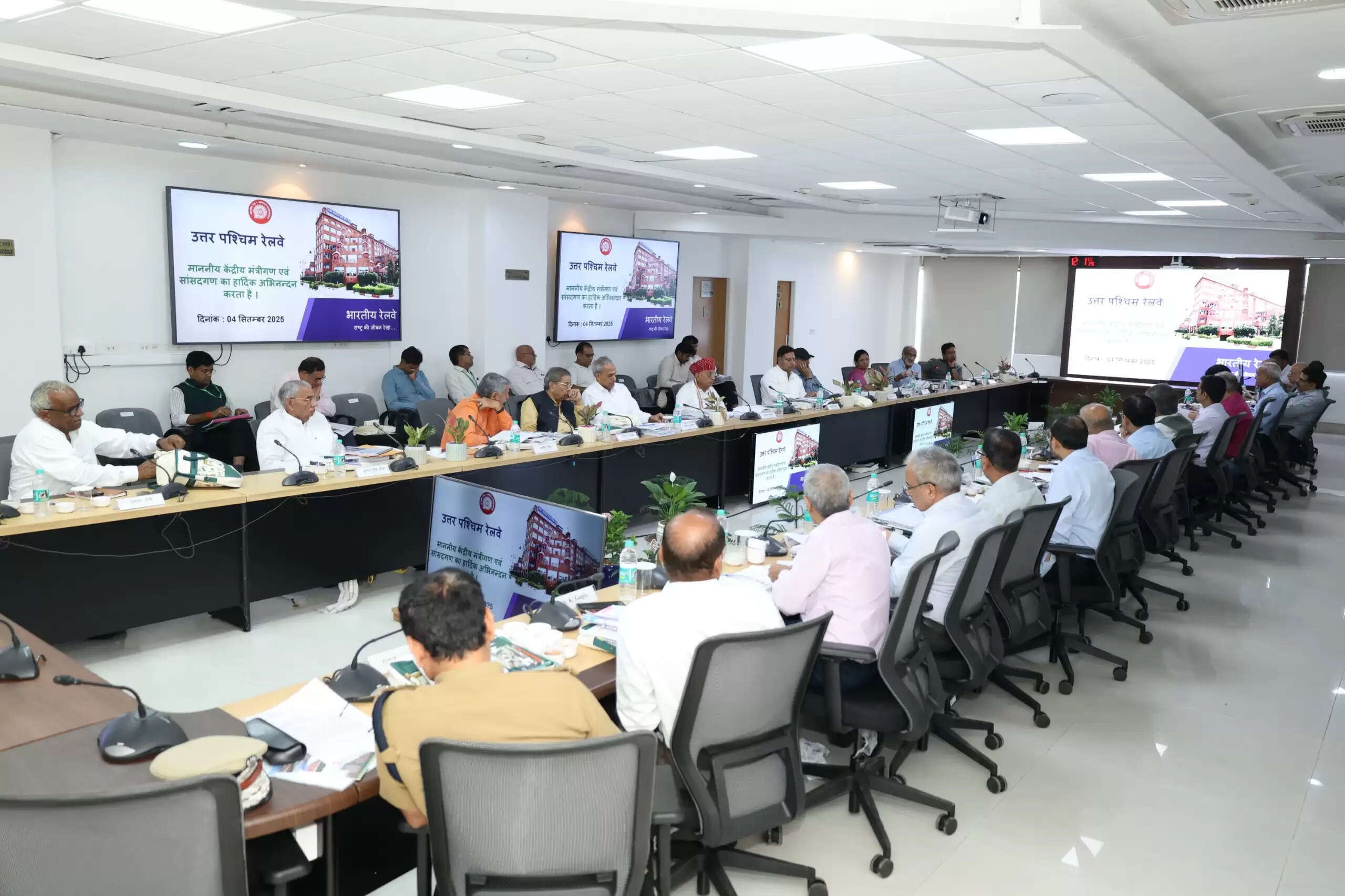 यात्री सुविधाओं और रेल परिवहन को बेहतर बनाने के लिए सकारात्मक चर्चा