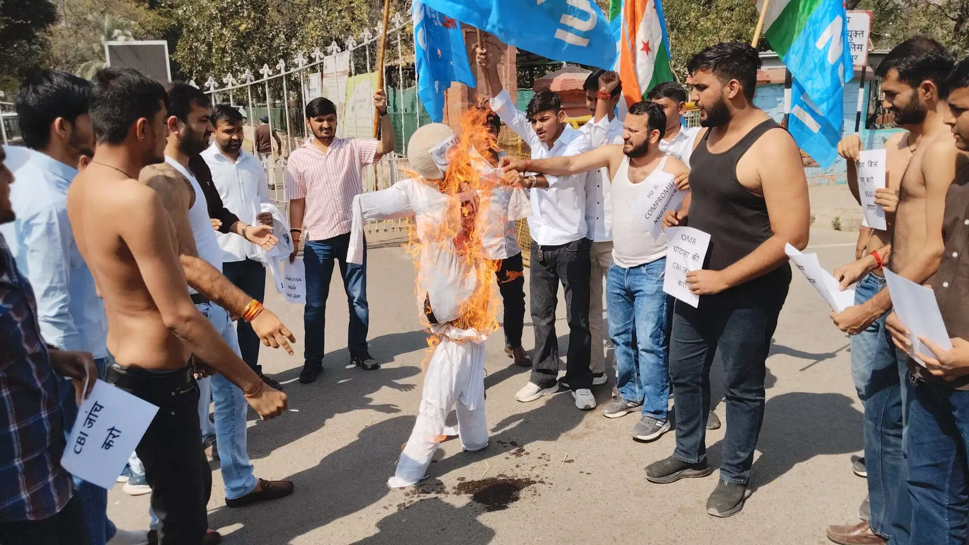 एनएसयूआई कार्यकर्ताओं ने कलेक्ट्रेट के बाहर किया अर्धनग्न प्रदर्शन