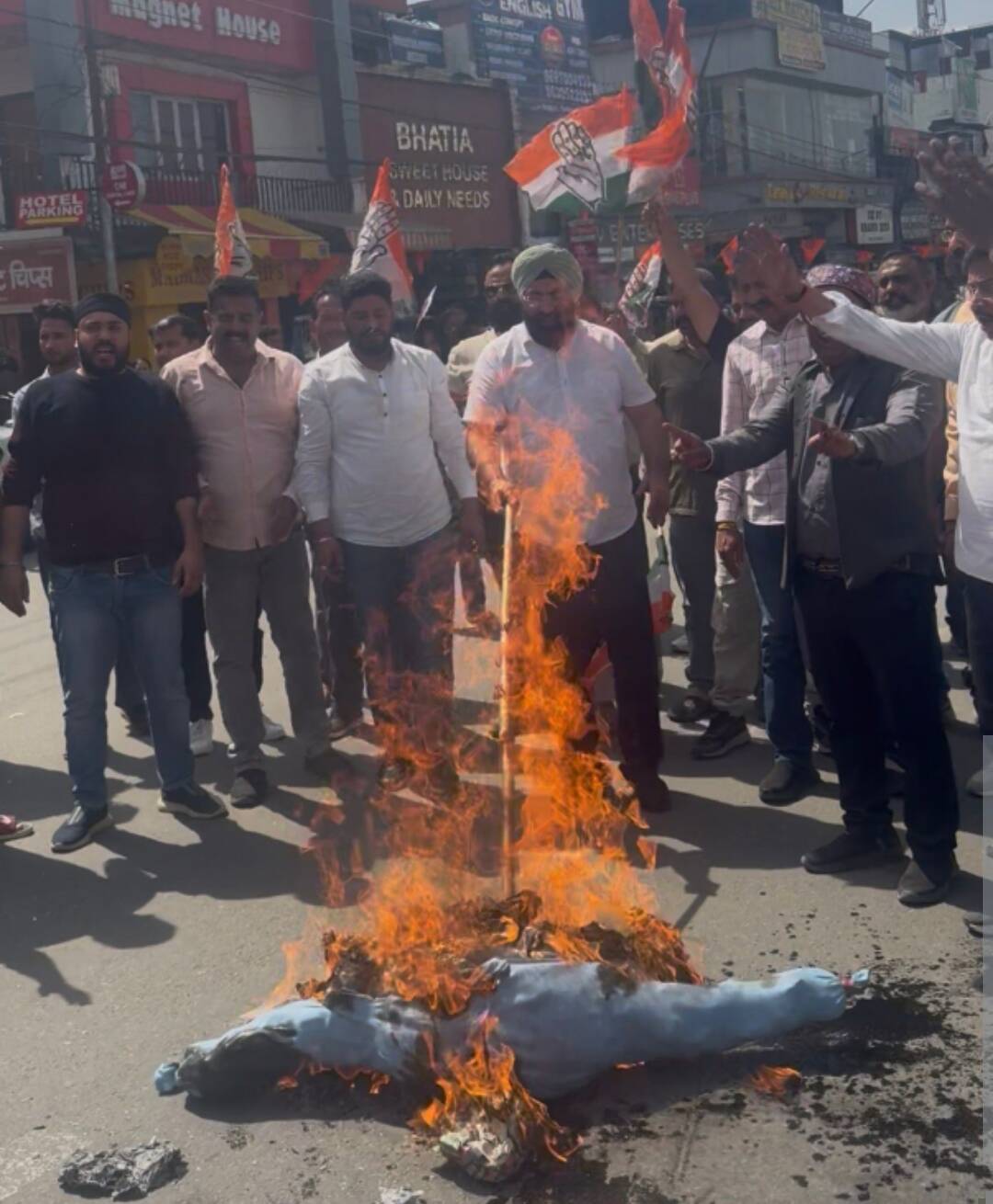 एलपीजी की कमी और कीमतों की वृद्धि के विरोध में कांग्रेस का प्रदर्शन, फूंका पुतला