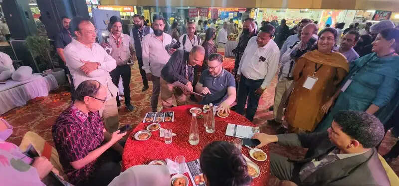 ब्रिक्स सम्मेलन में हिस्सा लेने इंदौर पहुंचे विदेशी मेहमानों ने 56 दुकान में मालवा के स्वादिष्ट व्यंजनों का लुत्फ उठाया