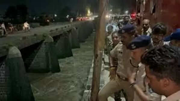 उज्जैन: बड़े पुल से शिप्रा नदी में गिरी कार, सर्चिंग के दौरान पुलिस यूनिफार्म में मिला एक शव, रेस्क्यू जारी