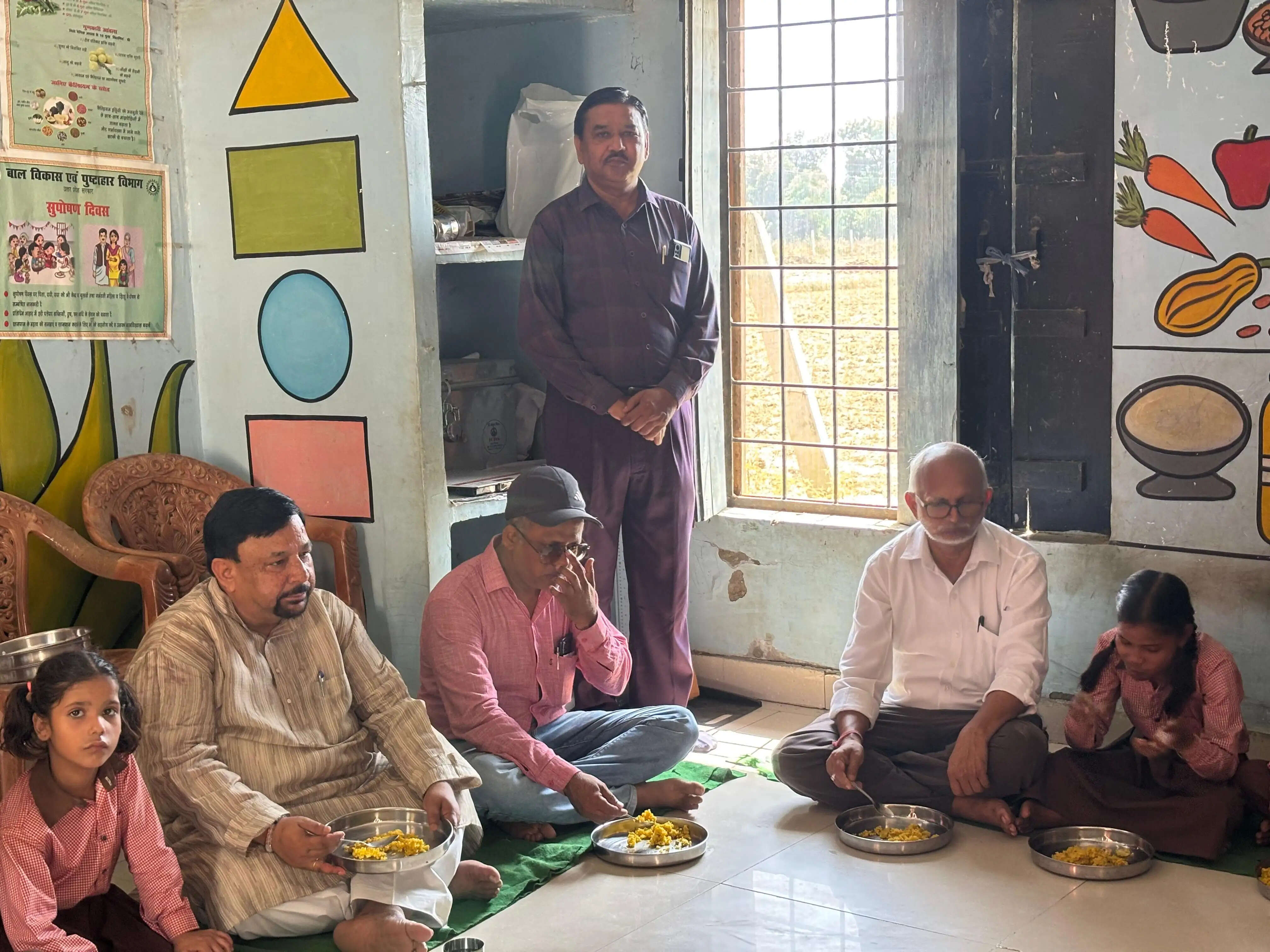 फर्रुखाबाद: सांसद ने बच्चों के साथ बैठकर चखा मिड-डे मील, स्वच्छता और गुणवत्ता के दिए निर्देश
