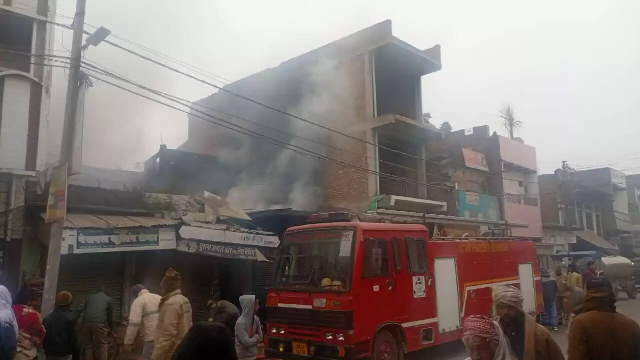 जौनपुर: कबाड़ की दुकान में लगी आग से सात लाख का नुकसान