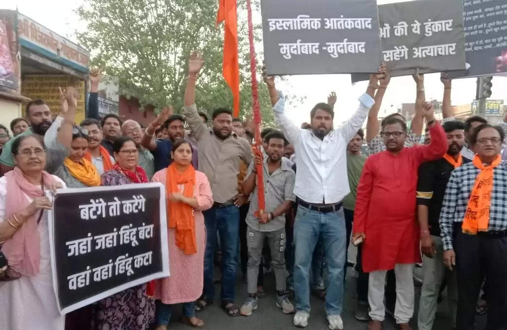 पहलगांव आतंकी घटना के विरोध में पाकिस्तान का पुतला फूंक जताया आक्रोश