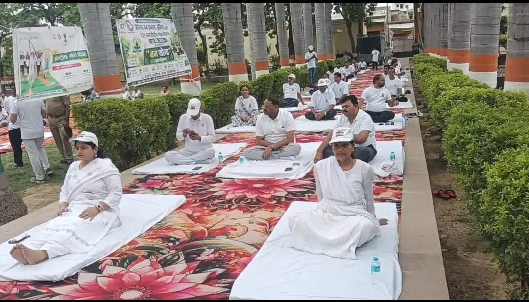 अंतरराष्ट्रीय योग दिवस पर शहीद पार्क में उमड़ा जनसैलाब, स्वस्थ जीवन का दिया संदेश