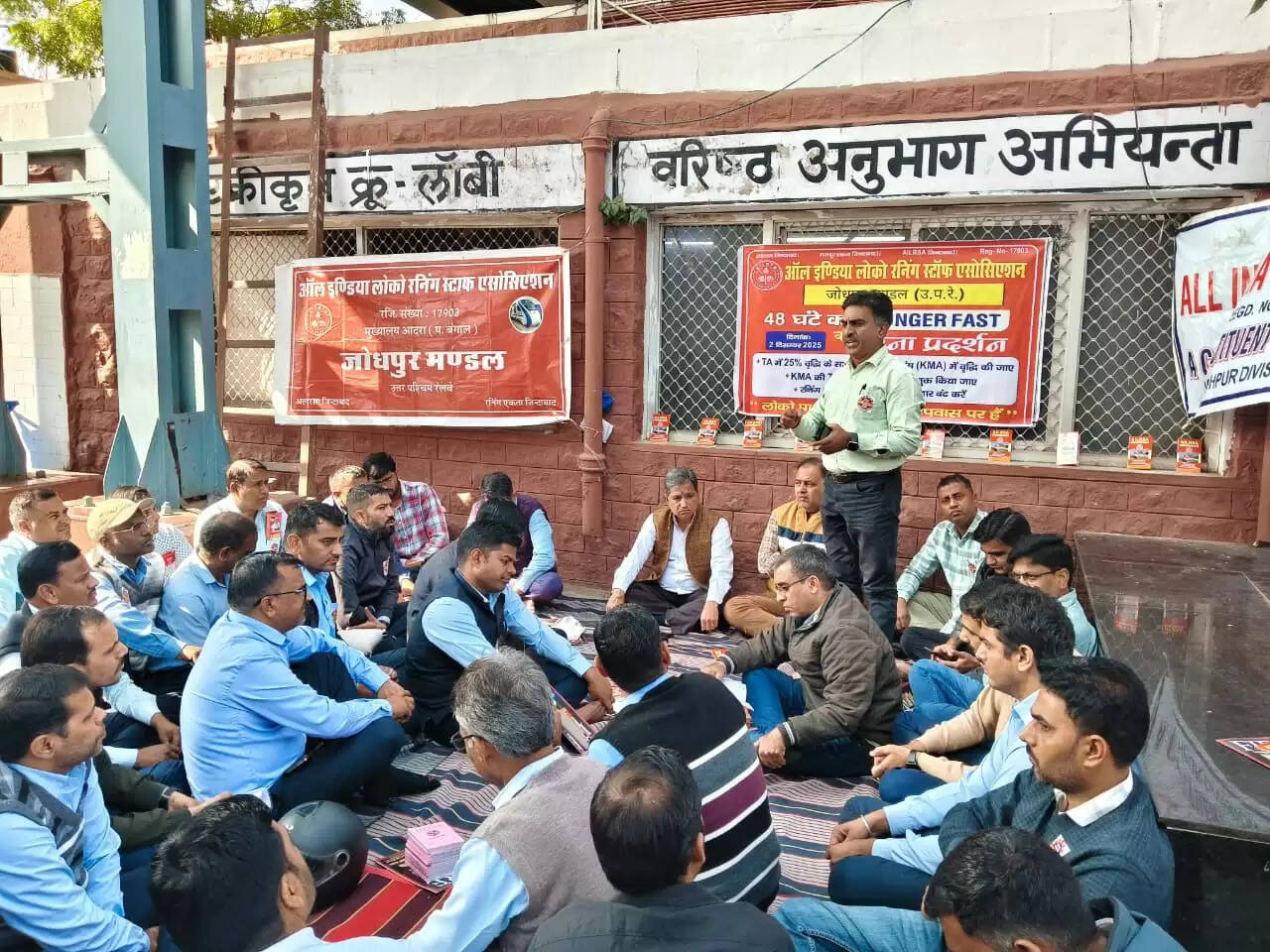 लोको पायलटों ने भूखे रहकर किया ट्रेनों का संचालन