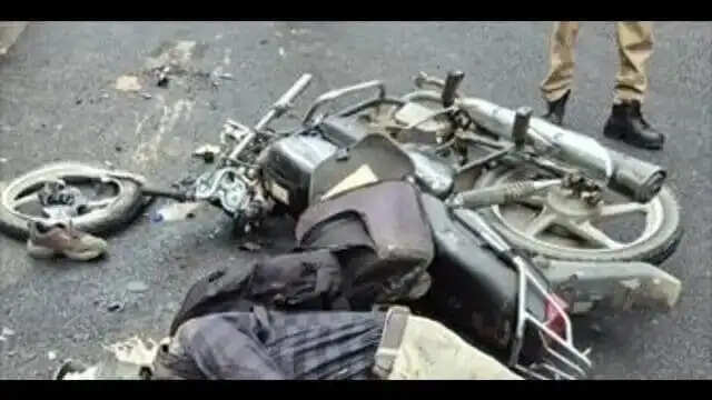 डंपर ने बाइक सवार को कुचला, मौके पर मौत
