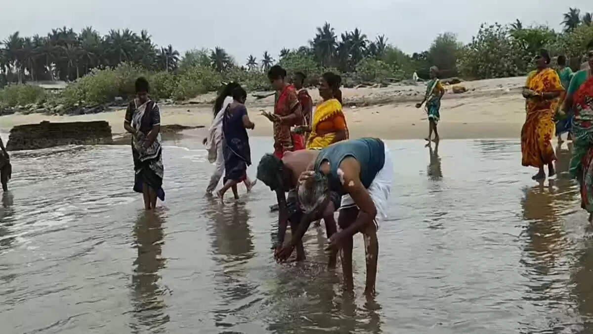 तमिलनाडु के तरंगम्बाड़ी में 21वें सुनामी स्मृति दिवस पर श्रद्धांजलि अर्पित करने उमड़ा जनसैलाब