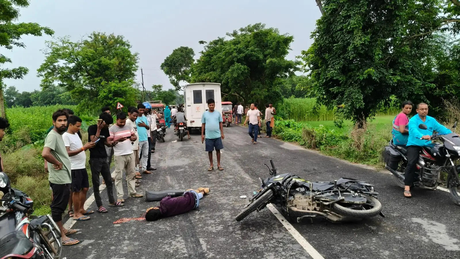 सुपौल -पिपरा पथ पर बस-बाइक की टक्कर में बाइक सवार एक युवक की मौत, दो घायल