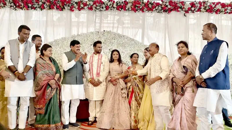 मप्रः राज्य मंत्री जायसवाल के पुत्र के विवाह समारोह में शामिल हुए मुख्यमंत्री डॉ. यादव