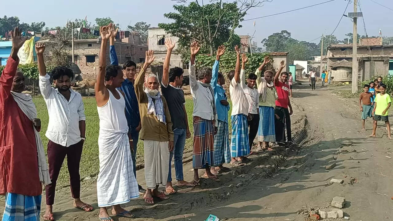 सड़क की समस्या को लेकर ग्रामीणों ने किया प्रदर्शन