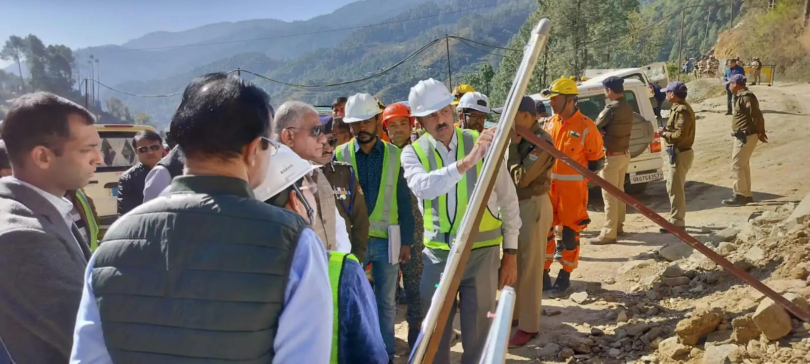 सिलक्यारा पहुंचे केंद्रीय राज्य मंत्री वीके सिंह, बचाव कार्य का लिया जायजा