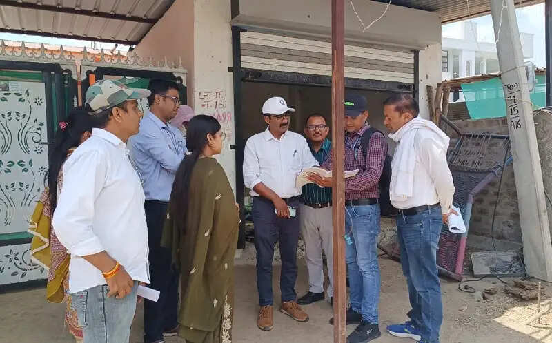 सीहोरः संयुक्त निदेशक ने की जनगणना कार्य की समीक्षा, कहा-सर्वे से छूटे नहीं कोई भी मकान