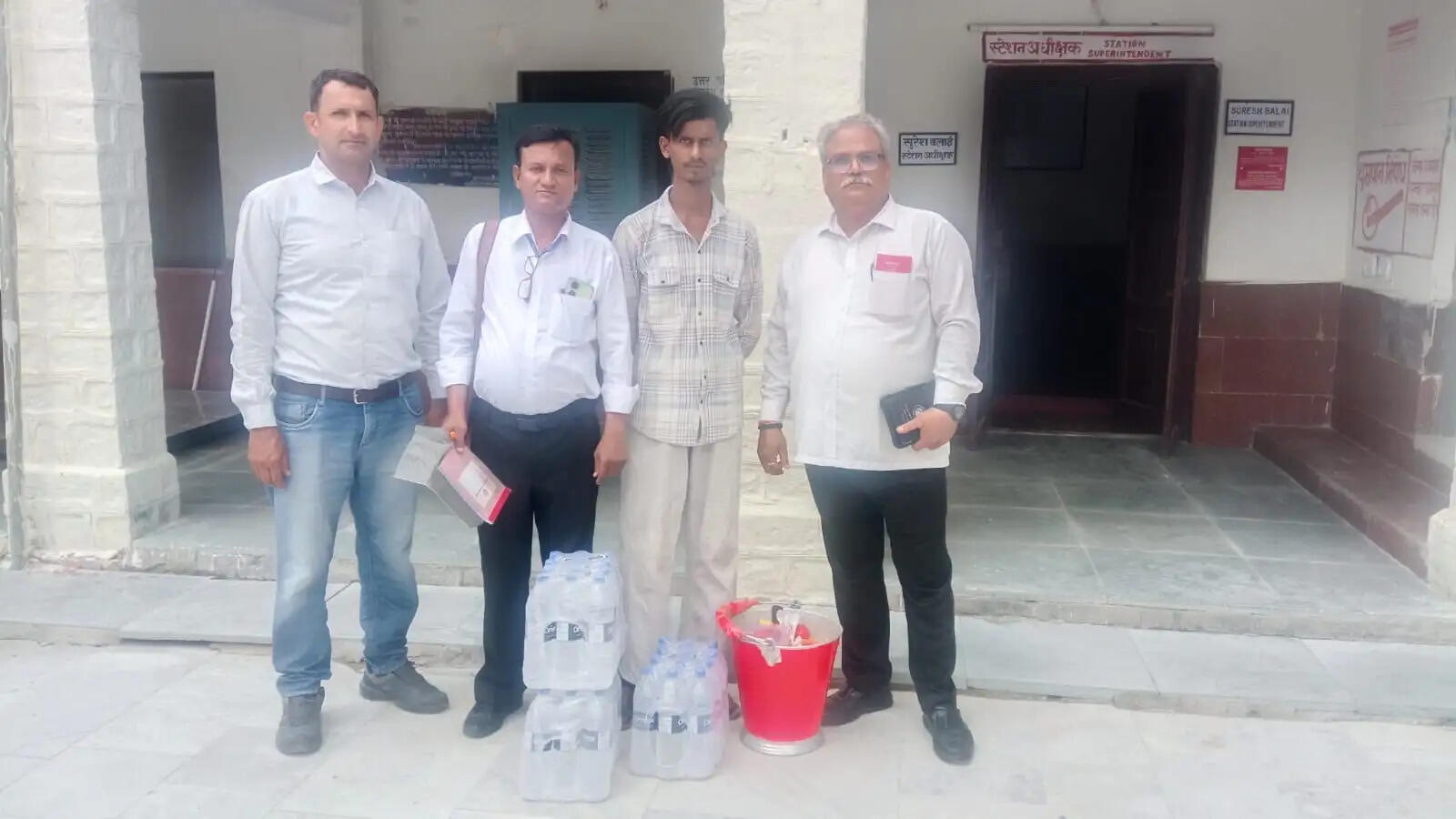 ट्रेन में सामान बेचते पकड़ा अनधिकृत वेंडर, आरपीएफ को सौंपा