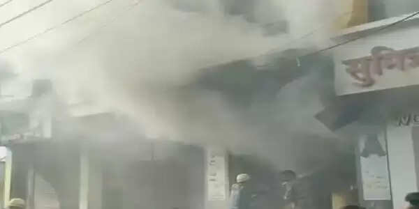 शॉर्ट सर्किट से बेकरी में लगी भीषण आग, लाखों का नुकसान