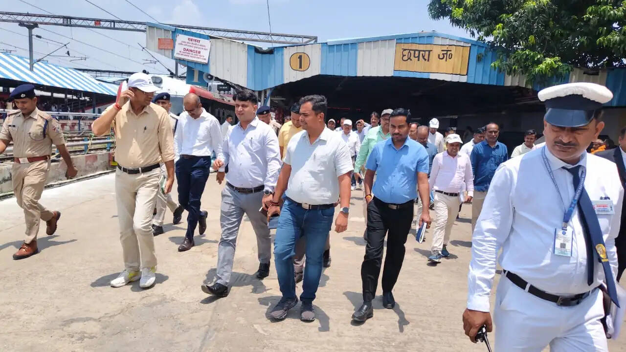 मंडल रेल प्रबंधक आशीष जैन ने छपरा जंक्शन का किया निरीक्षण