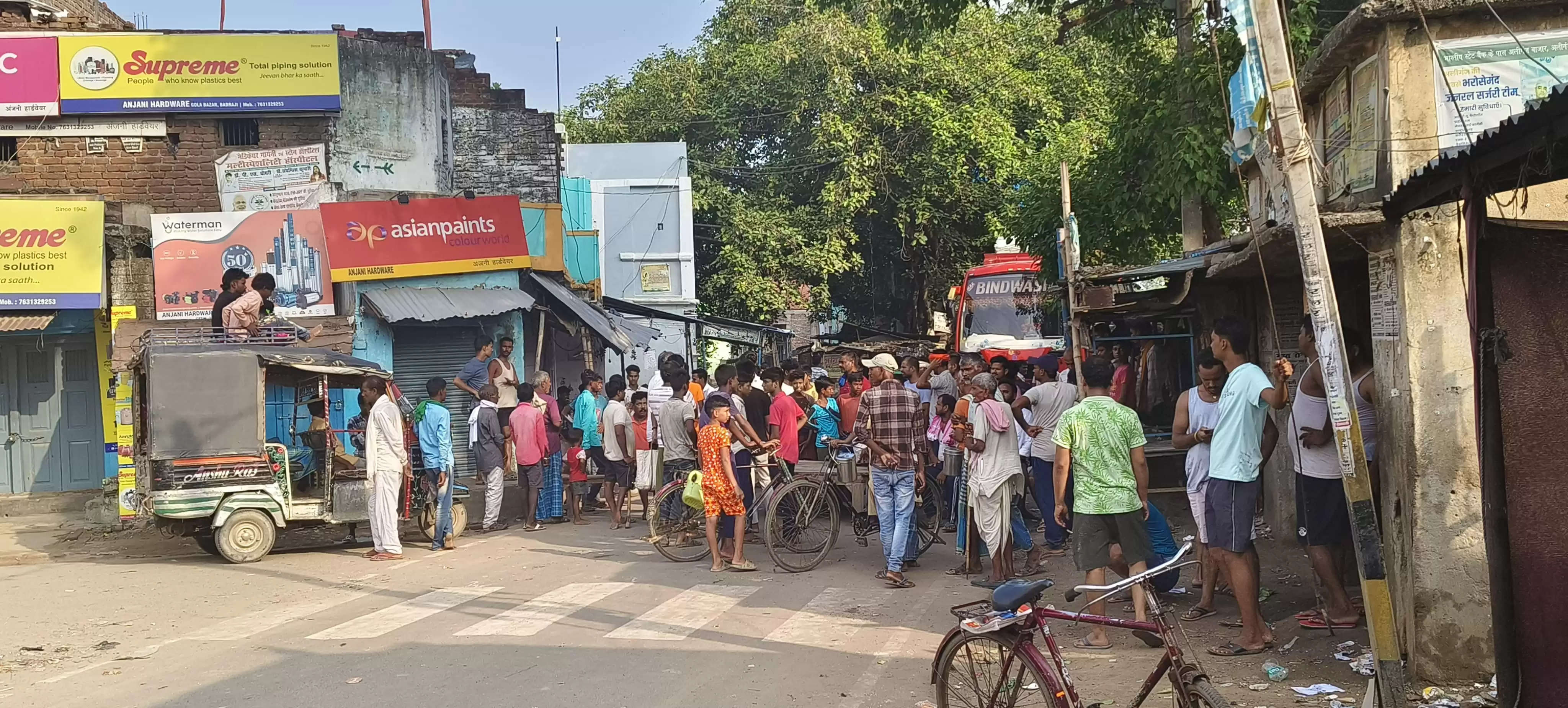 लचर विद्युत आपूर्ति के विरुद्ध नागरिकों ने किया उग्र प्रदर्शन