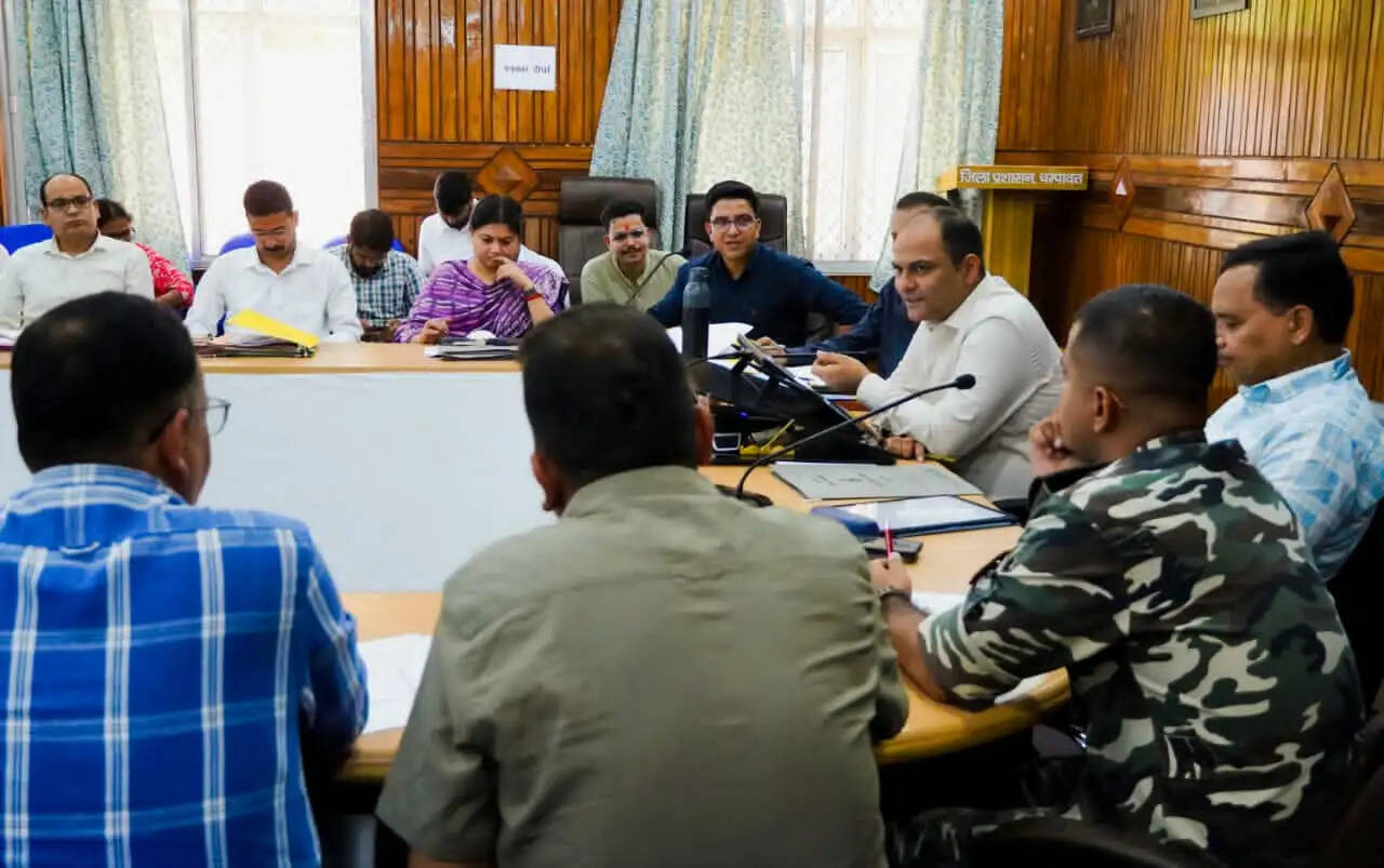 विकास कार्यों में बाधा बने लंबित मामलों को जल्द निपटाने के निर्देश
