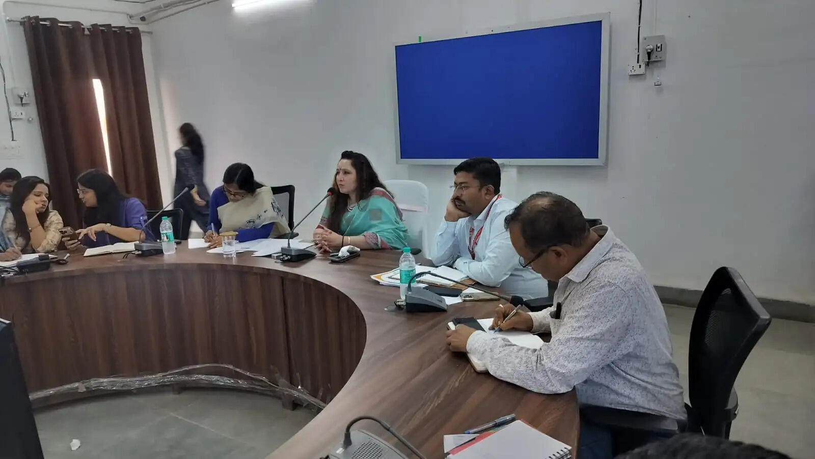 मैहरः कलेक्टर ने की जन विश्वास अभियान एवं सीएम हेल्पलाईन में लंबित शिकायतों की समीक्षा