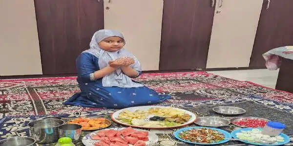 रमजान में सात वर्ष की नन्ही रुमैसा इबादत कर मांग रही सुख शांति की दुआ