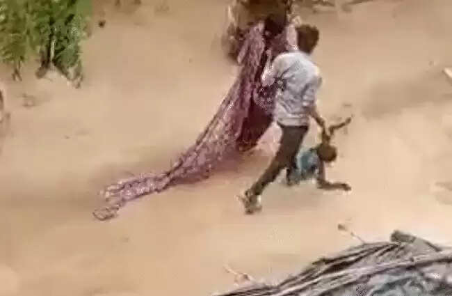 छतरपुरः दिनदहाड़े महिला और दो बच्चों का अपहरण, फायरिंग कर कार में बैठाकर ले गए