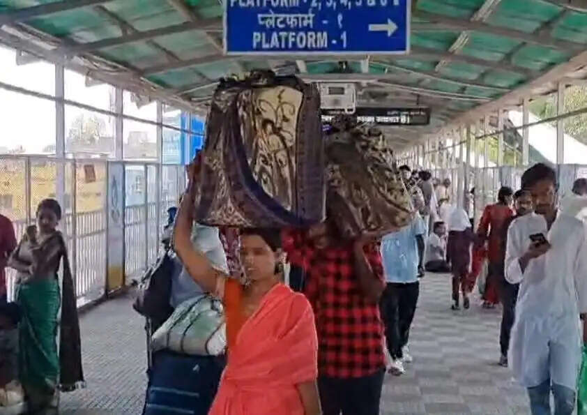 गैस संकट से घर लौटने को विवश महानगरों में काम कर रहे मजदूर