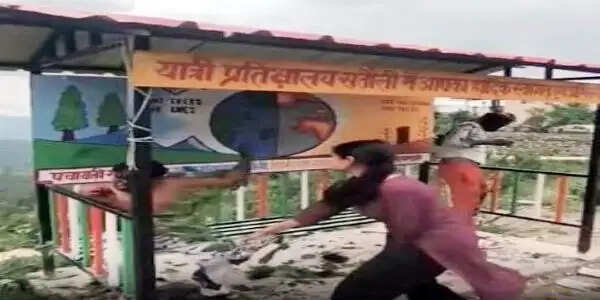 ग्रामीणों ने युवकों को पकड़कर किया मुंह काला