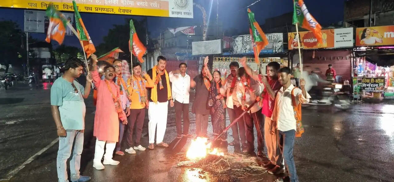 देवघर में भाजपाइयों का प्रदर्शन, राहुल गांधी का पुतला फूंका