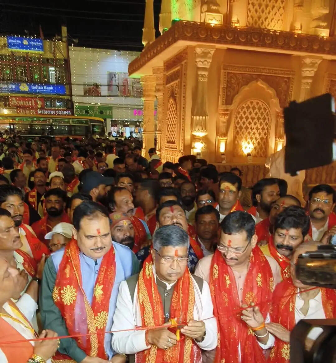 रांची में नौ पूजा पंडालों का खुला पट, मां भवानी के दर्शन को उमड़े श्रद्धालु